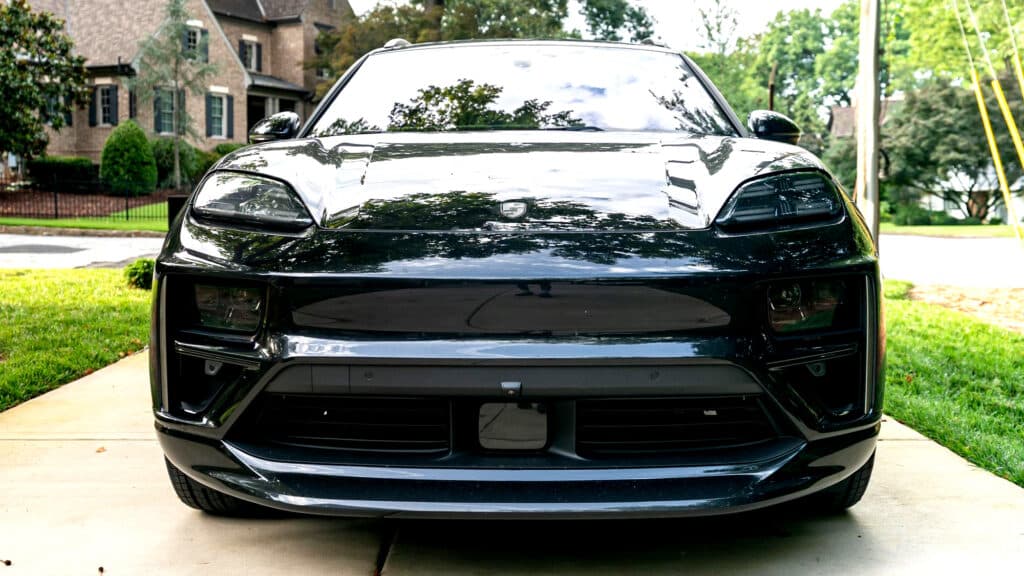 保時捷多面向發展：911 賽車挑戰登場，Macan EV 三個月折損近五萬美元