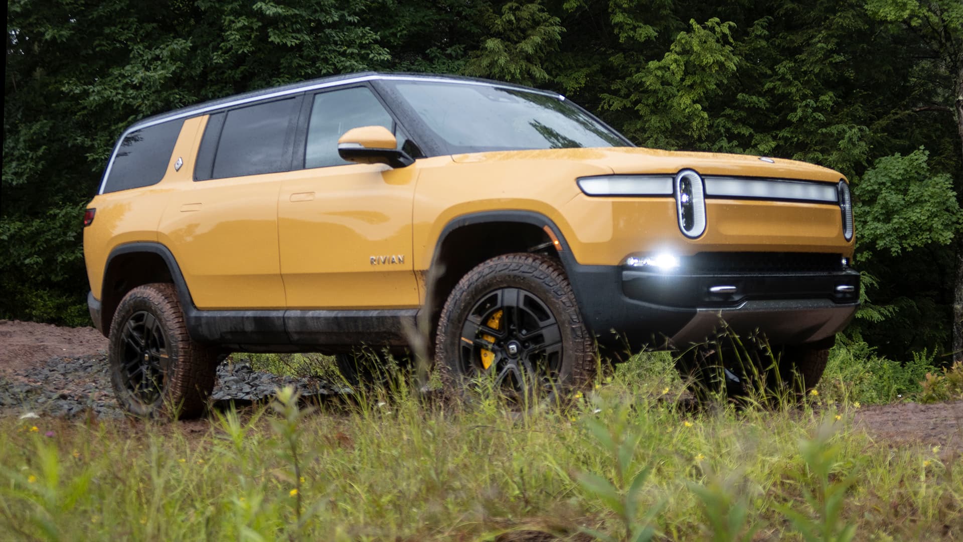 Rivian R1T/R1S 逾 11 萬輛車款懸吊遭調查，R2 預購啟動並深化福斯軟體合作