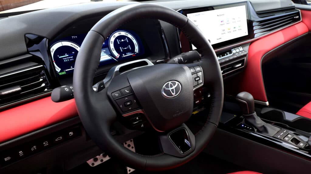 Toyota Camry 召回：全球逾 65.5 萬輛車輛儀表板軟體瑕疵，2026 年 10 月前通知車主