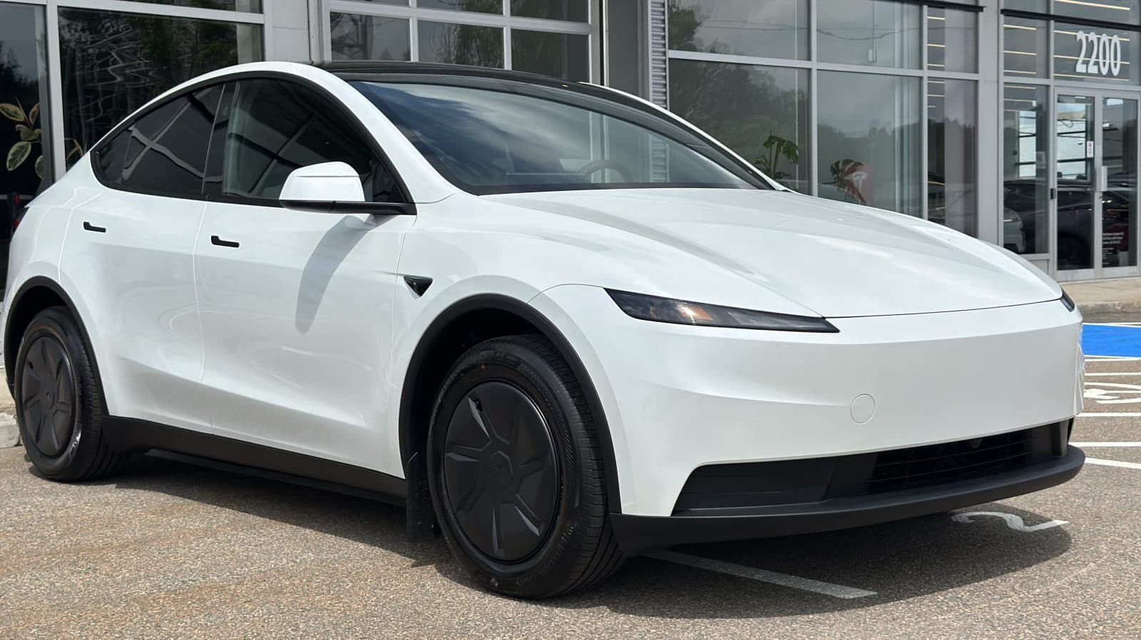Tesla Model Y RWD 2026 Review: an entry-level trim with top-of-the-line technology