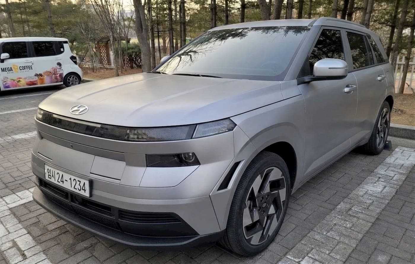 The new Hyundai Kona leaks with a tougher look and a surprise inside