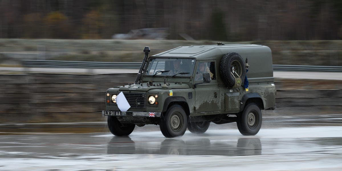 Land Rover Defender Octa 2025 年式內外觀首度曝光，英國軍方結束 77 年陸虎服役