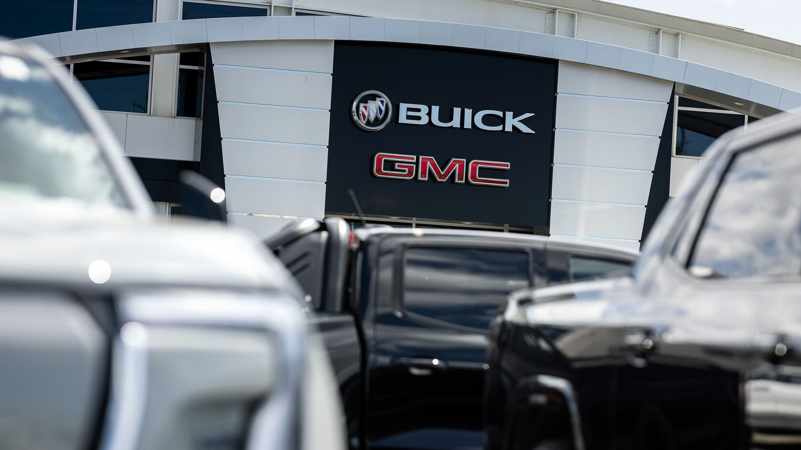 GMC Sierra EV 續航 740 公里，經銷商庫存分配策略引關注