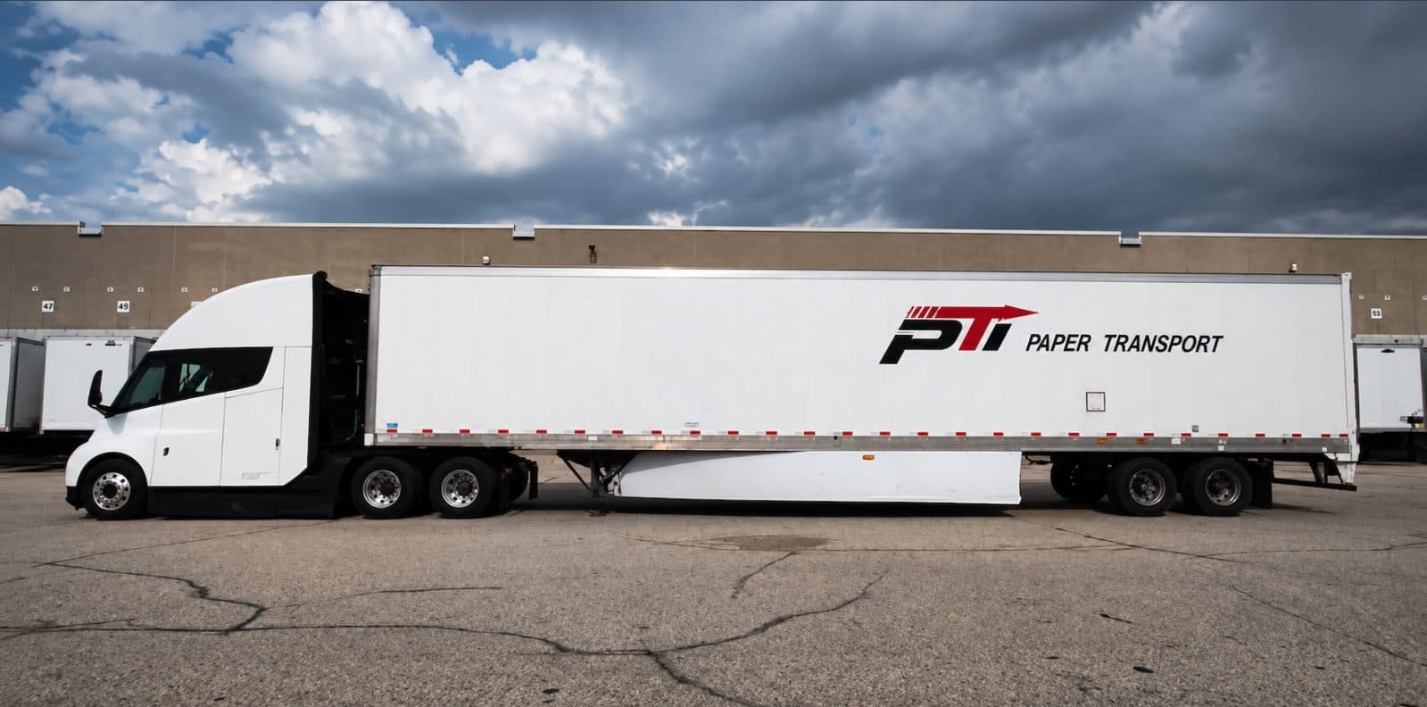 Tesla Semi adds another fleet as Paper Transport starts Chicago pilot