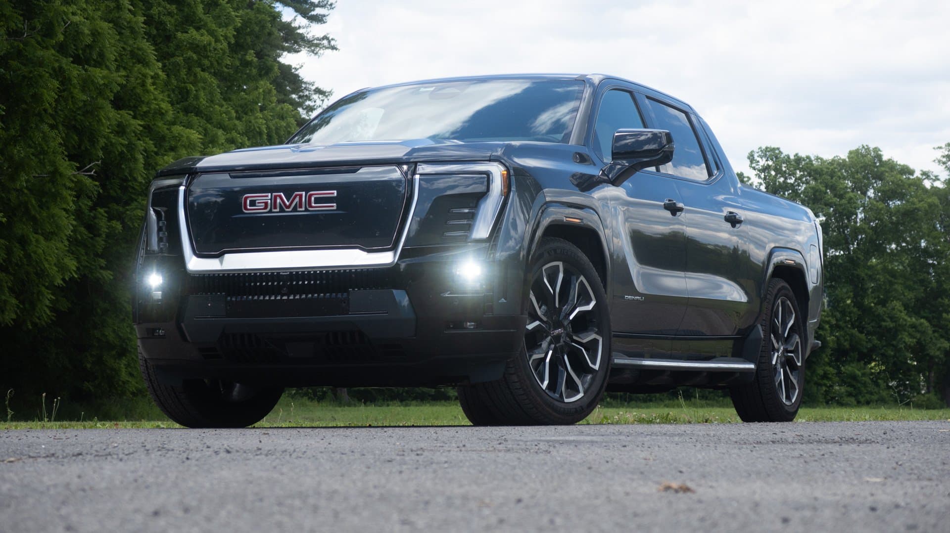GMC Sierra EV Denali 電動皮卡預估續航 740 公里，搭載多功能中開門