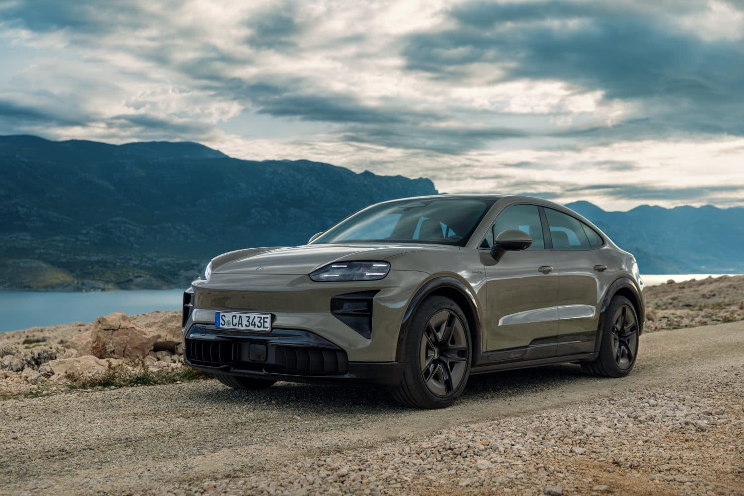 保時捷公布 2026 年 Cayenne Coupe Electric 規格，Q1 財報獲利下滑 24.6%