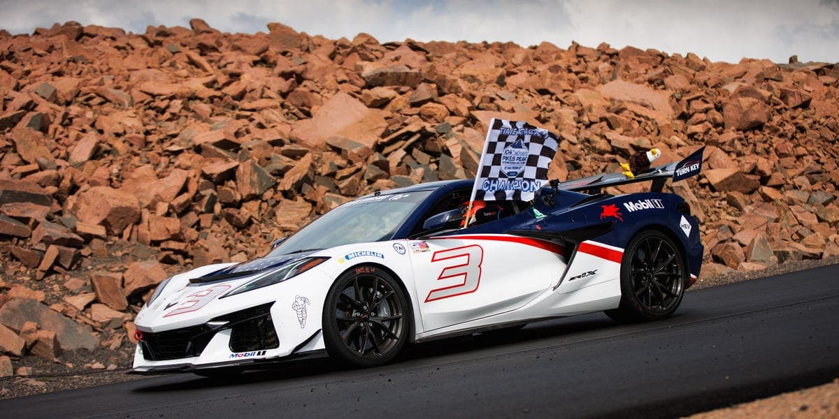 Chevrolet Corvette ZR1X 創派克峰量產車新紀錄，1250匹馬力締造9分30.1秒佳績