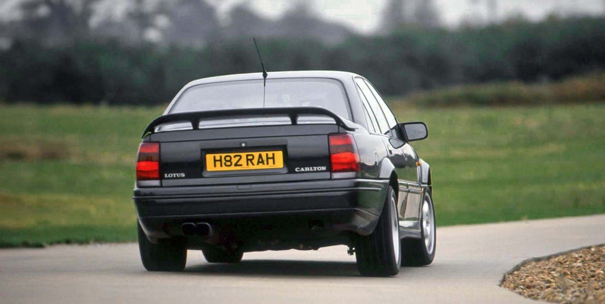 1991年Lotus Carlton：經典性能房車的傳奇動力與市場影響