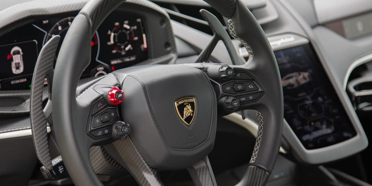 Lamborghini 決議不推手排車型，與 Ferrari 策略路線不同，未來專注自動化與電氣化