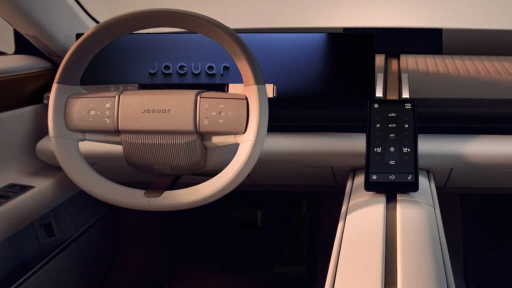 Jaguar Type 01 電動車內裝曝光：無後窗與中央脊柱設計引發討論