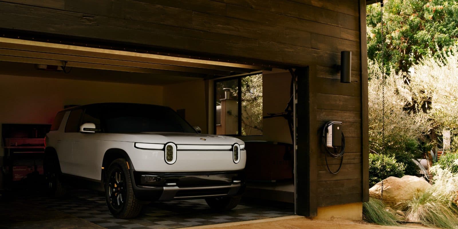 Rivian 調整營運策略：裁員近 2% 並強化服務與北美充電合作