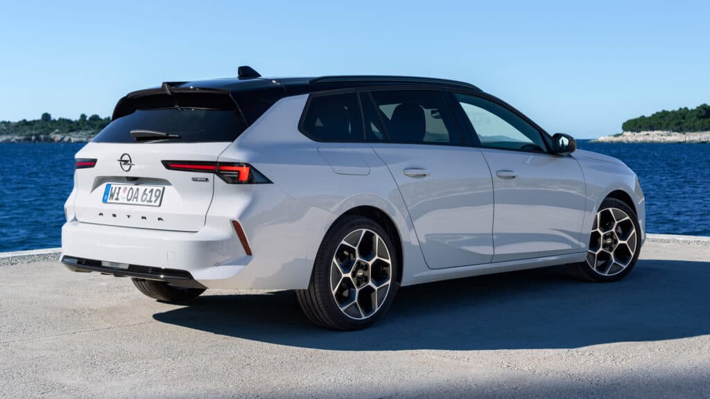 Opel 電動拉力賽創新充電方案：250kW 功率服務 16 輛車，挑戰移動補電極限