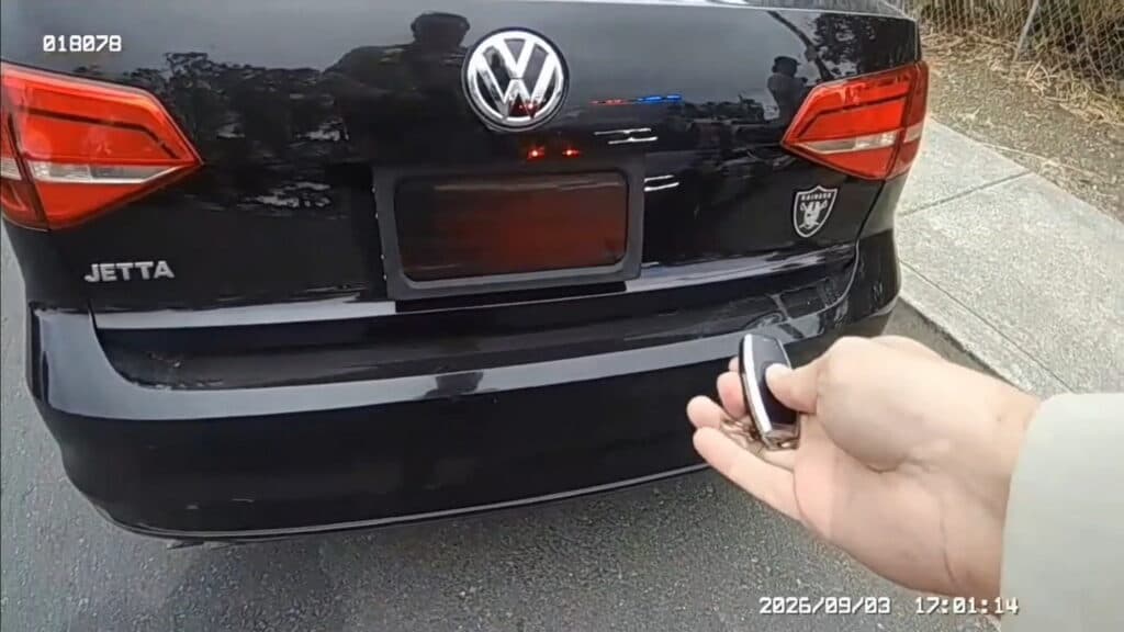 加州警方查獲福斯Jetta駕駛，配備按鈕式車牌隱藏裝置