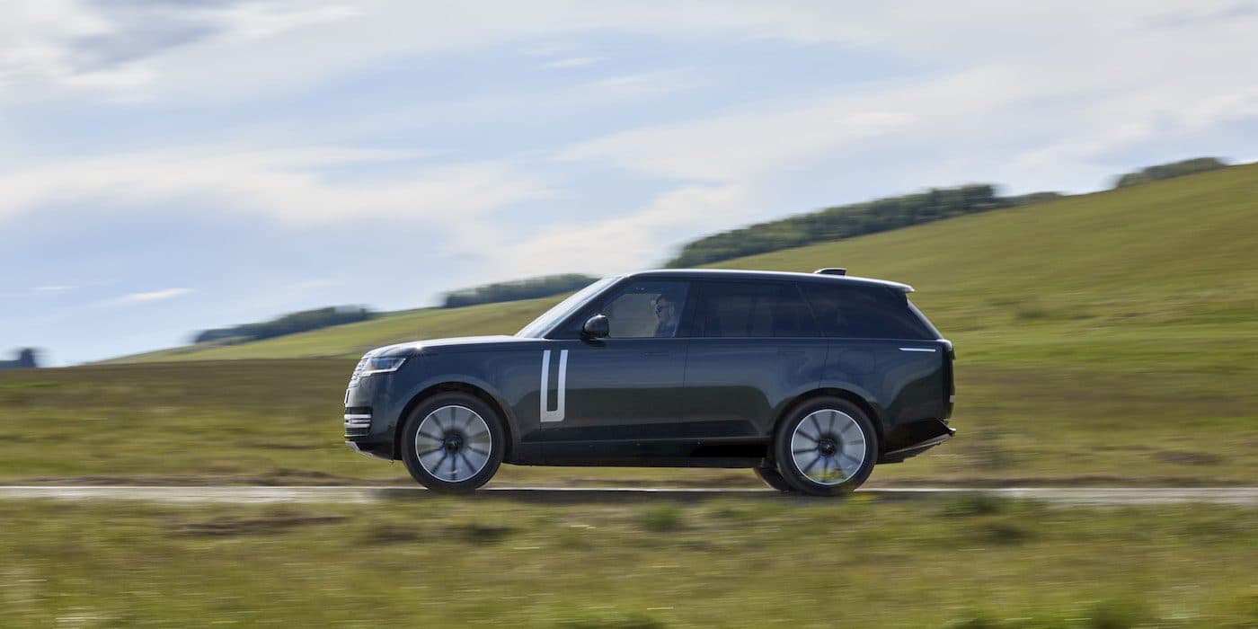 Range Rover 電動豪華休旅亮相，擁 542 匹馬力與 536 公里續航